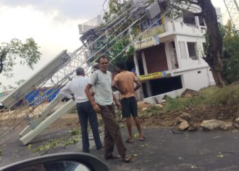 तेज आंधी तूफान में टावर गिरा मकान पर सिवनी मंडला मार्ग गिरा पेड़ बाल बाल बचे राहगीर बिजली लाइन खंबे टूटने से अंधेरे गर्मी में परेशान पलारी क्षेत्र