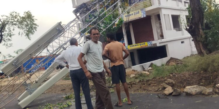 तेज आंधी तूफान में टावर गिरा मकान पर सिवनी मंडला मार्ग गिरा पेड़ बाल बाल बचे राहगीर बिजली लाइन खंबे टूटने से अंधेरे गर्मी में परेशान पलारी क्षेत्र