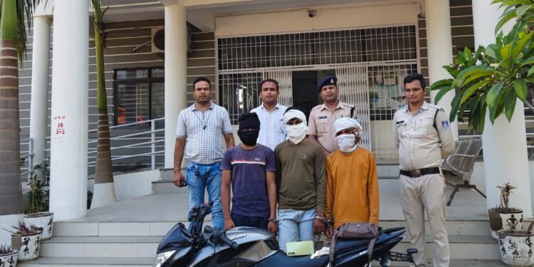 देहात पुलिस ने रसूलिया में दिनदहाड़े हुई महिला के साथ लूट के तीन आरोपियों को ने किया गिरफ्तार….