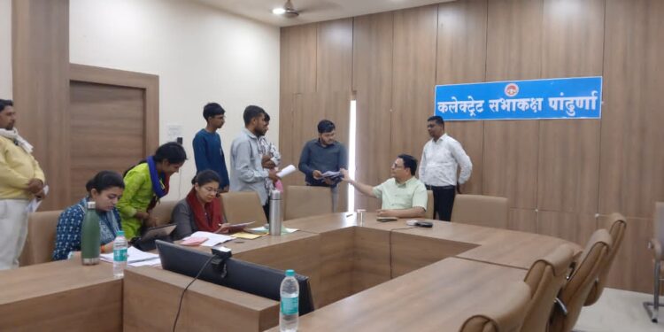 *अपर कलेक्टर नीलमणि अग्निहोत्री की अध्यक्षता में जनसुनवाई संपन्न* *42 आवेदनों पर हुई सुनवाई, त्वरित निराकरण के दिए निर्देश*