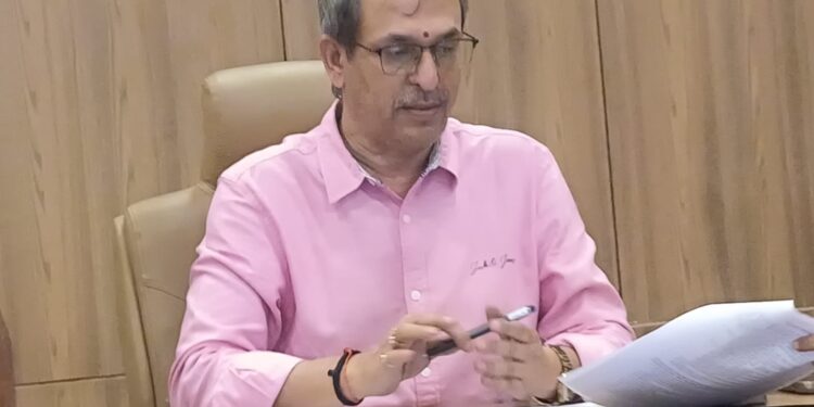 *निर्माण स्थलों पर श्रमिकों के स्वास्थ्य सुरक्षा के कलेक्टर ने दिए निर्देश*  *भीषण गर्मी में पेयजल एवं ओआरएस उपलब्ध कराने के लिए प्रशासन सख्त*  *सभी नियोजकों एवं संस्थानों को नियमों के पालन के निर्देश*