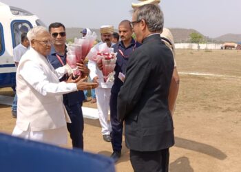 *सौंसर हवाईपट्टी पर राज्यपाल मंगुभाई पटेल का आत्मीय स्वागत*  *जनप्रतिनिधियों एवं प्रशासनिक अधिकारियों ने पुष्पगुच्छ भेंट कर किया अभिनंदन*