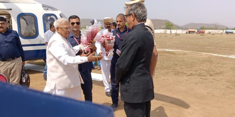 *सौंसर हवाईपट्टी पर राज्यपाल मंगुभाई पटेल का आत्मीय स्वागत* *जनप्रतिनिधियों एवं प्रशासनिक अधिकारियों ने पुष्पगुच्छ भेंट कर किया अभिनंदन*