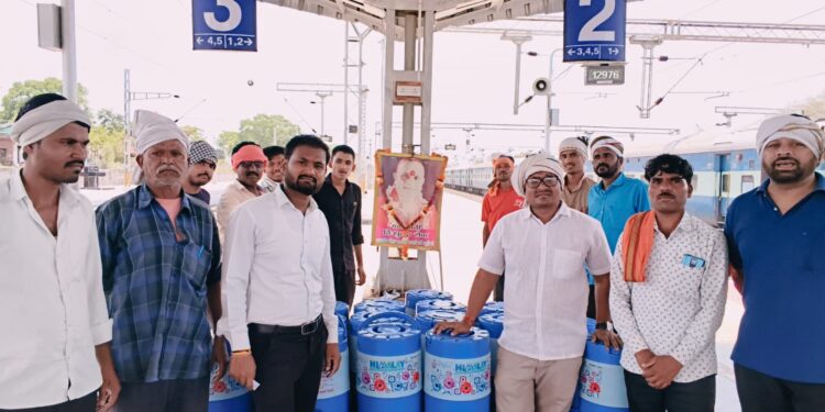 *प्रतिवर्षानुसार इस वर्ष भी स्व. श्री मोहन महाराजजी कठाले के स्मृति में ठंडा शीतल पेय जल नीलेश विठोबाजी मन्ने द्वारा किया गया वितरित*