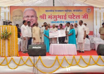 पांढुर्णा जिले के सौंसर पहुंचे राज्यपाल मंगुभाई पटेल, जनकल्याणकारी योजनाओं की सराहना*  *सावली हवाईपट्टी पर जनप्रतिनिधियों एवं प्रशासनिक अधिकारियों ने किया आत्मीय स्वागत*  *हितग्राहियों को वितरित किए हितलाभ, विभागीय प्रदर्शनी का किया अवलोकन*