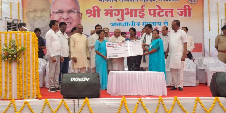 पांढुर्णा जिले के सौंसर पहुंचे राज्यपाल मंगुभाई पटेल, जनकल्याणकारी योजनाओं की सराहना* *सावली हवाईपट्टी पर जनप्रतिनिधियों एवं प्रशासनिक अधिकारियों ने किया आत्मीय स्वागत* *हितग्राहियों को वितरित किए हितलाभ, विभागीय प्रदर्शनी का किया अवलोकन*