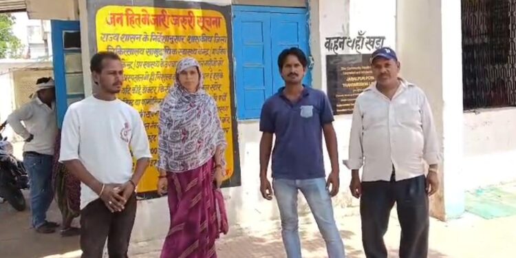 सफाई कर्मियों का हंगामा वेतन नहीं मिलने पर काम किया बंद, पैसे मांगने पर नौकरी से निकालने की धमकी का आरोप