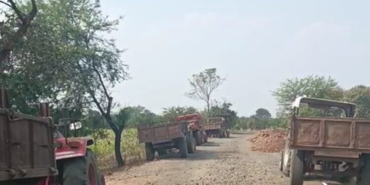 *खेती के लिए मिलती है मंजूरी, लेकिन उपयोग किया जा रहा है व्यवसायिक*  *कृषि कार्य के लिए इस्तेमाल होने वाले ट्रैक्टर-ट्रॉली का, बिल्डिंग मटेरियल का किया जा रहा है परिवहन*