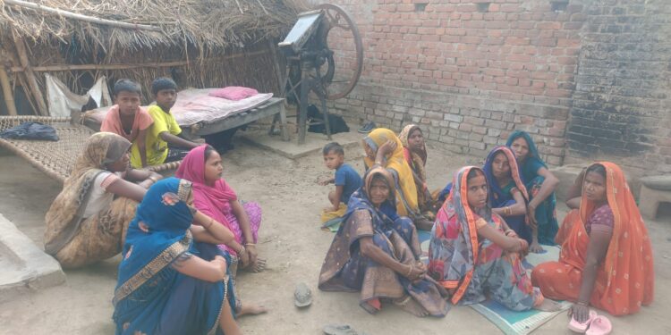 मिट्टी लदी ट्रैक्टर से दबकर दो की मौत