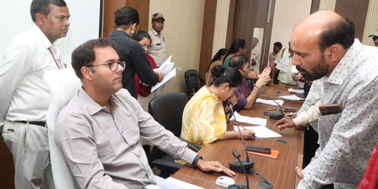 *ब्रेकिंग*  *कलेक्टर श्री तिवारी जनसुनवाई में सुन रहे लोगों की समस्याएं* *अधिकारियों को दे रहे निराकरण के निर्देश*