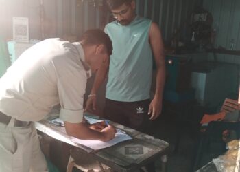 *आबकारी विभाग ने शहर में की सख्त कार्यवाही*  *जिला मुख्यालय में पहली बार अपबकारी विभाग की कार्यवाही*  *शराबियों को खदेड़ा, ढाबों एवं गुमठियों पर दबिश देकर 3 प्रकरण दर्ज*