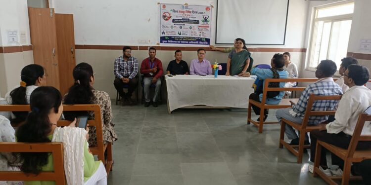*सिविल अस्पताल पांढुर्णा में मनाया गया “विश्व तम्बाखु निषेध दिवस”*  *तम्बाखु एवं निकोटिन की लत से बचने का दिया संदेश, विशेषज्ञों ने कैंसर जैसी गंभीर बीमारियों के प्रति किया जागरूक*