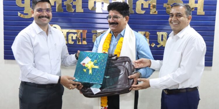 *सेवानिवृत्त पुलिस अधिकारी निरीक्षक राजेन्द्र मिश्रा को भावभीनी विदाई*  *पुलिस अधीक्षक कटनी अभिनय विश्वकर्मा की उपस्थिति में आयोजित हुआ सम्मान एवं विदाई समारोह*