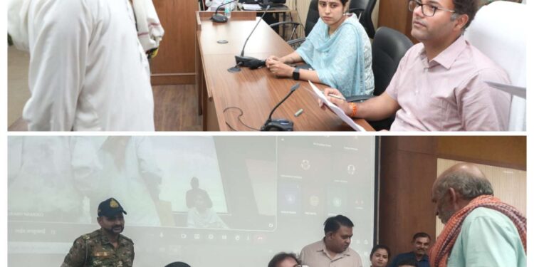 *ब्रेकिंग*  *कलेक्टर श्री तिवारी जनसुनवाई में सुन रहे लोगों की समस्याएं* *अधिकारियों को दे रहे निराकरण के निर्देश*