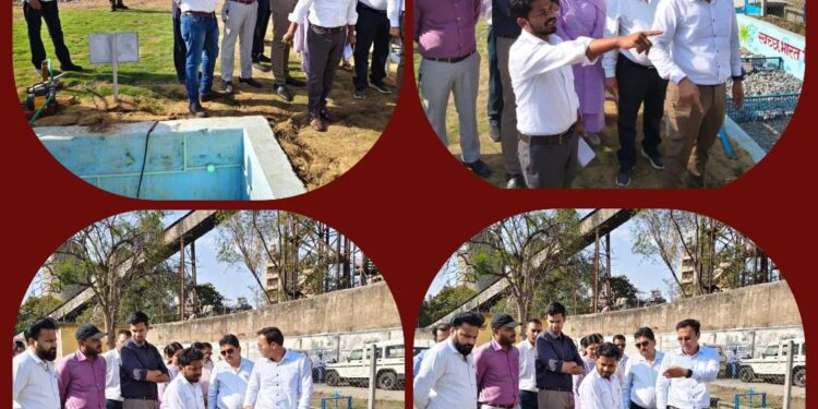 कैमोर पहुंचे कलेक्टर आशीष तिवारी स्वच्छता और विकास कार्यों का किया निरीक्षण