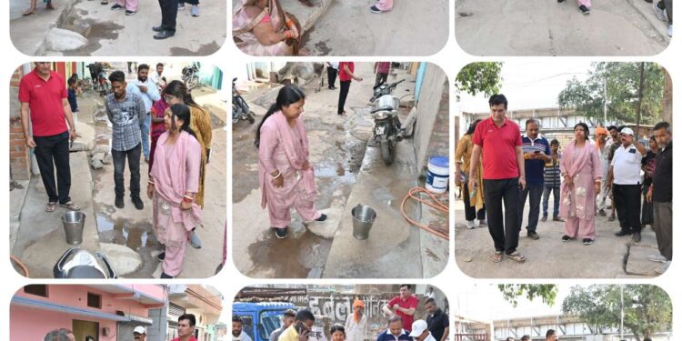 *जनता के बीच पहुंचीं महापौर श्रीमती सूरी: वार्डों में पैदल भ्रमण कर लिया सफाई व्यवस्था का जायजा,नागरिकों से लिया सीधा फीडबैक**