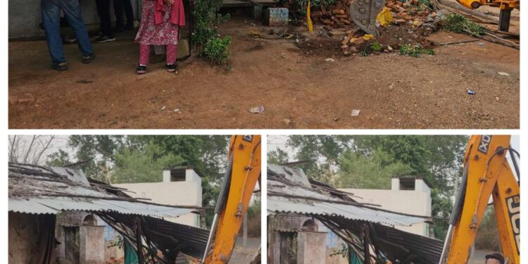 *ब्रेकिंग* *पहरूआ में अतिक्रमणकारियों के रसूख पर चली जेसीबी,अतिक्रमण जमींदोज* *करीब 65 लाख रुपए बाजार मूल्य की शासकीय भूमि से हटाया गया अतिक्रमण*