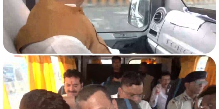 CM मोहन यादव ने फिर दिखाई सादगी! काफिला छोड़ बस से पहुंचे उज्जैन 🚍 मंत्री-सांसद भी रहे साथ PM मोदी की मितव्ययता अपील पर अमल “जनता का सेवक VIP नहीं, जिम्मेदार नागरिक होता है”
