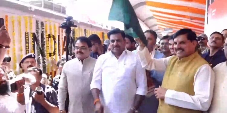 *सीएम डॉ. यादव ने ‘सोमनाथ स्वाभिमान यात्रा’ को दिखाई हरी झंडी, याद दिलाया इतिहास* *- राजधानी भोपाल के रानी कमलापति रेलवे स्टेशन पर कार्यक्रम आयोजित* *- सनातन संस्कृति के साथ सबको साथ लेकर चल रहे प्रधानमंत्री नरेंद्र मोदी*