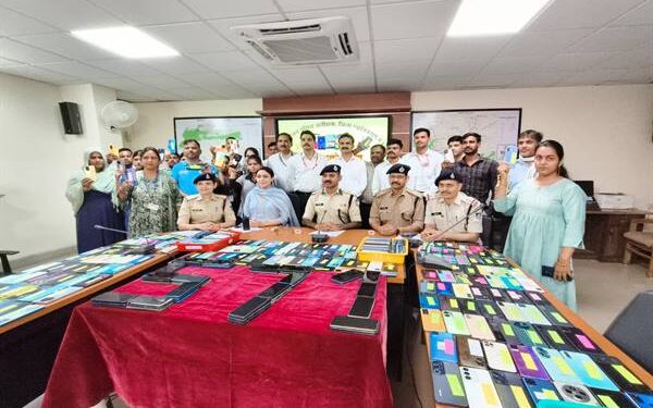 मध्यप्रदेश पुलिस ने विगत 2 सप्ताह में 2 करोड़ 26लाख रुपए से अधिक के गुम हुए 1021 मोबाइल फोन खोज कर वास्तविक मालिकों को लौटाएं