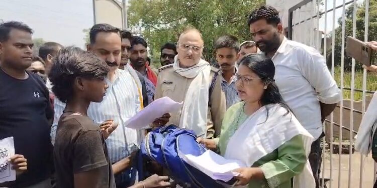 ग्राम चरगवा के बच्चों ने खाली बैग सौंपकर पूछा — “सर, हमें स्कूल कब मिलेगा