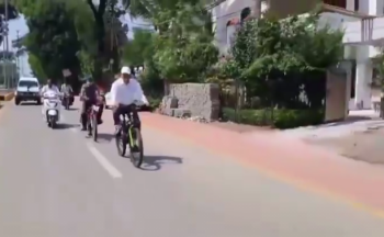 🚲 हाईकोर्ट जज की सादगी देख लोग हुए हैरान | साइकिल पर निकले जस्टिस द्वारकाधीश बंसल देखे VIDEO