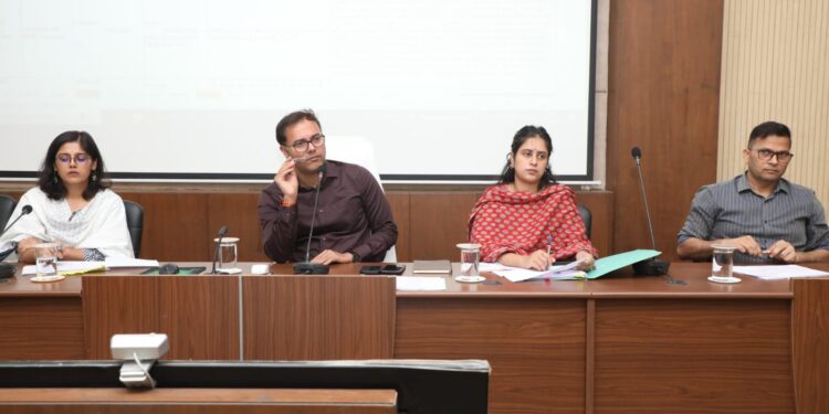 कलेक्टर श्री तिवारी गेहूँ के परिवहन में तेजी लाने अधिकारियों को दिये निर्देश