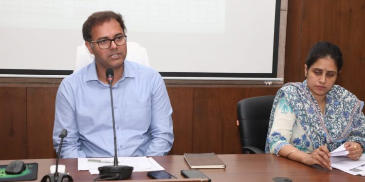 रीठी सीईओ को कलेक्टर ने दी चेतावनी