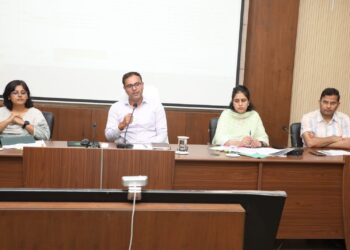 आमजन को समयबद्ध सेवायें उपलब्‍ध कराना प्रशासन की प्राथमिकता– कलेक्टर श्री तिवारी  लंबित शिकायतों एवं राजस्व प्रकरणों के त्वरित निराकरण के दिये निर्देश