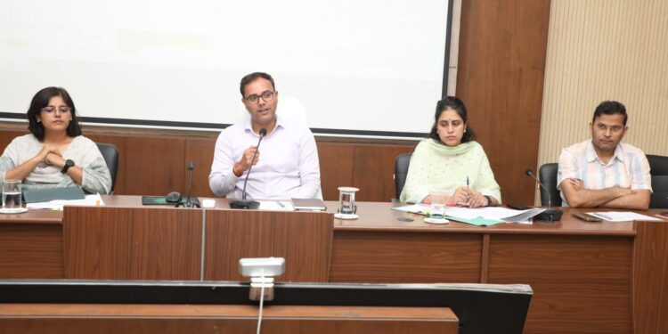आमजन को समयबद्ध सेवायें उपलब्‍ध कराना प्रशासन की प्राथमिकता– कलेक्टर श्री तिवारी  लंबित शिकायतों एवं राजस्व प्रकरणों के त्वरित निराकरण के दिये निर्देश