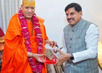 नई दिल्ली में स्वामी कैलाशानन्द गिरि जी महाराज से भेंट, लिया आशीर्वाद
