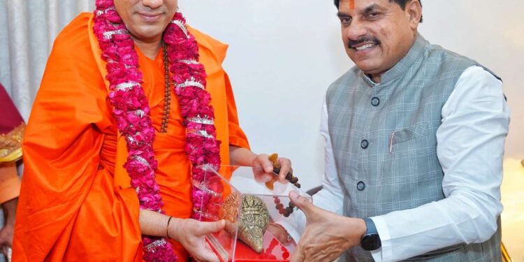 नई दिल्ली में स्वामी कैलाशानन्द गिरि जी महाराज से भेंट, लिया आशीर्वाद