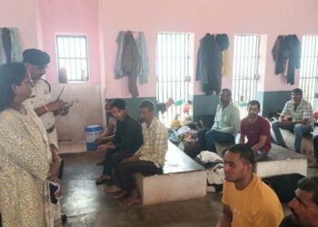 कलेक्टर ने पवई में सब जेल सहित अन्य शासकीय संस्थाओं का किया निरीक्षण