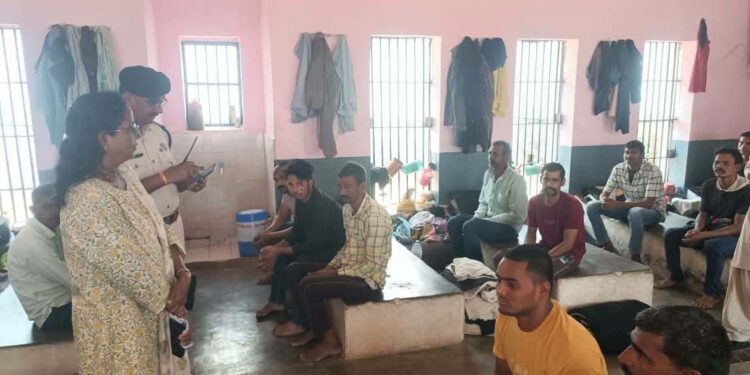 कलेक्टर ने पवई में सब जेल सहित अन्य शासकीय संस्थाओं का किया निरीक्षण