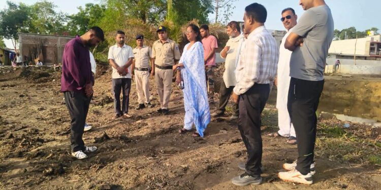कलेक्टर ने महाराज सागर तालाब के जीर्णोद्वार कार्य का निरीक्षण कर दिए निर्देश