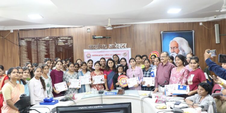 कलेक्टर सुश्री बाफना ने 41 प्रतिभावान बालिकाओं को 2 लाख 5 हजार रूपये की प्रोत्साहन राशि प्रदान की —- कलेक्टर ने जिले की प्रतिभावान बालिकाओं से किया संवाद