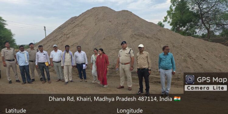 शासकीय मद की भूमी पर अवैध रूप से भडारित 7000 घ.मी. रेत लावारिस रुप से जप्त की गई