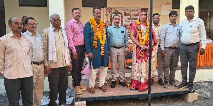 39 साल की गौरवशाली सेवा के बाद रिटायर हुए पूर्व BEO लखन लाल बागरी, विदाई में छलके आंसू
