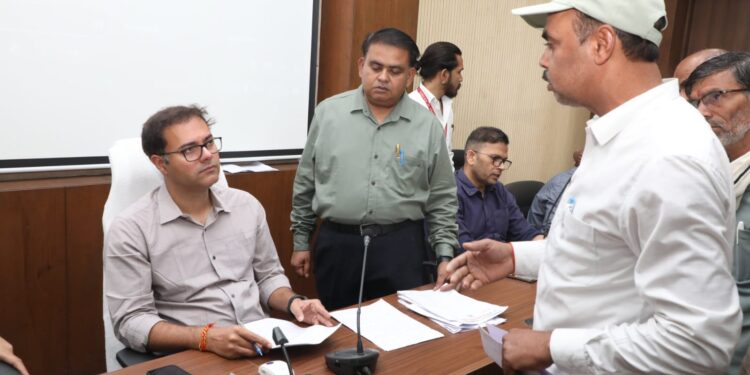 कटनी जनसुनवाई में कलेक्टर आशीष तिवारी का एक्शन मोड 59 शिकायतों पर तुरंत निर्देश