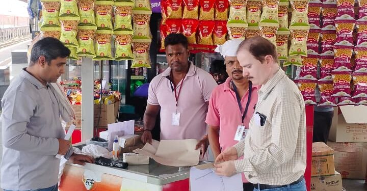 *कटनी रेलवे स्टेशन पर खाद्य सुरक्षा टीम का औचक निरीक्षण; खाद्य पदार्थों के लिए सैंपल*