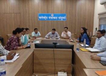 *प्रभारी कलेक्टर अग्रिम कुमार की अध्यक्षता में समय-सीमा बैठक संपन्न*  *पेयजल, पेंशन, अवैध निर्माण, सीएम हेल्पलाइन एवं जनकल्याणकारी योजनाओं के त्वरित निराकरण के दिए निर्देश*