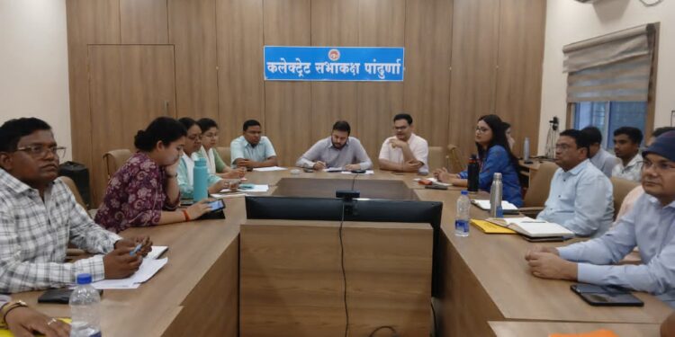 *प्रभारी कलेक्टर अग्रिम कुमार की अध्यक्षता में समय-सीमा बैठक संपन्न*  *पेयजल, पेंशन, अवैध निर्माण, सीएम हेल्पलाइन एवं जनकल्याणकारी योजनाओं के त्वरित निराकरण के दिए निर्देश*