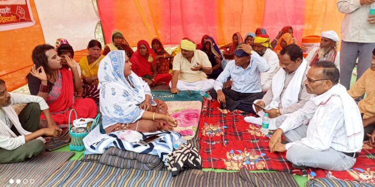24 घंटे गुजर जाने के बाद भी प्रशासन की नही कोई प्रतिक्रिया,,फिर भी मांगों को लेकर अड़ीं जिला पंचायत सदस्य माला मौसी,,,