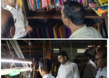 मालखेड़ी स्थित रेशम केंद्र का कलेक्टर ने किया निरीक्षण,रेशम की रीलिंग से बुनाई तक की प्रक्रिया का किया अवलोकन, कलेक्टर ने धागे से कपड़ा बनाने की इकाई का भी किया अवलोकन किया ..