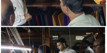 मालखेड़ी स्थित रेशम केंद्र का कलेक्टर ने किया निरीक्षण,रेशम की रीलिंग से बुनाई तक की प्रक्रिया का किया अवलोकन, कलेक्टर ने धागे से कपड़ा बनाने की इकाई का भी किया अवलोकन किया ..