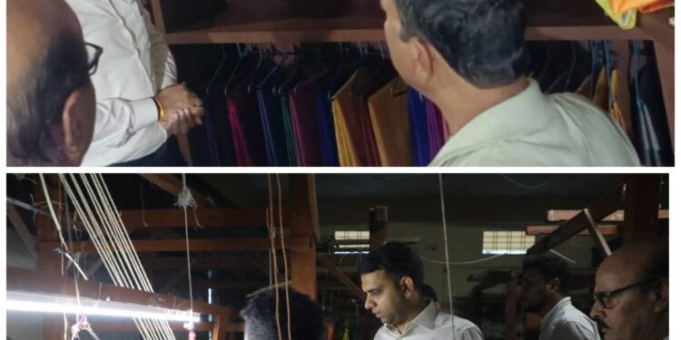 मालखेड़ी स्थित रेशम केंद्र का कलेक्टर ने किया निरीक्षण,रेशम की रीलिंग से बुनाई तक की प्रक्रिया का किया अवलोकन, कलेक्टर ने धागे से कपड़ा बनाने की इकाई का भी किया अवलोकन किया ..