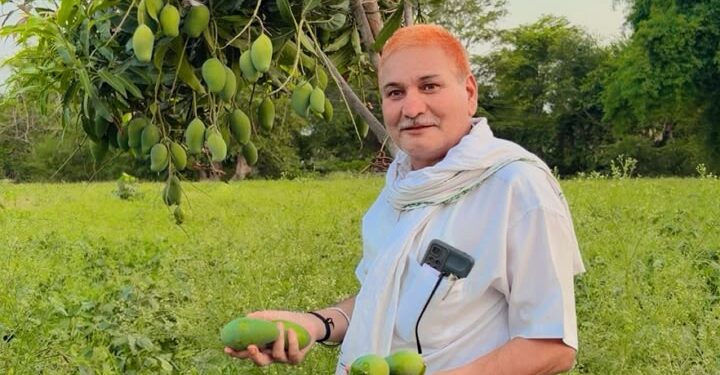 *पर्यावरण प्रहरी कुंज बिहारी जी ने मार्गदर्शन में पेड़ में अनेक प्रकार के फूल मिल रहे