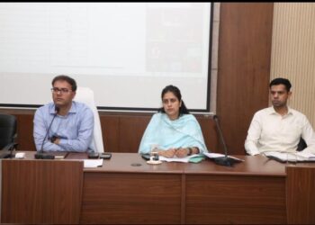 *ई-विकास प्रणाली से खाद लेने में किसानों को न हो कोई परेशानी- कलेक्‍टर श्री तिवारी*  *लंबित सीएम हेल्पलाइन शिकायतों के शीघ्र निराकरण के दिये निर्देश*  *बैठक में अनुपस्थित रहे दो अधिकारियों को एक दिन अवैतनिक करने के दिये निर्देश*