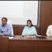 *ई-विकास प्रणाली से खाद लेने में किसानों को न हो कोई परेशानी- कलेक्‍टर श्री तिवारी*  *लंबित सीएम हेल्पलाइन शिकायतों के शीघ्र निराकरण के दिये निर्देश*  *बैठक में अनुपस्थित रहे दो अधिकारियों को एक दिन अवैतनिक करने के दिये निर्देश*