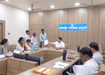 *अपर कलेक्टर नीलमणि अग्निहोत्री की अध्यक्षता में आयोजित हुई जनसुनवाई*  *सड़क, अतिक्रमण, डॉक्टर की नियमित ड्यूटी एवं संबल योजना सहित 15 आवेदनों पर हुई सुनवाई*